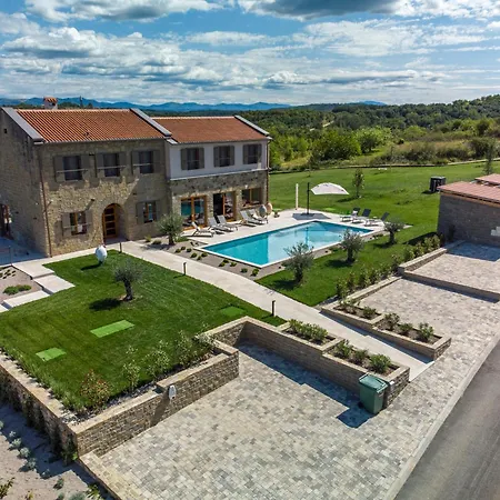 Paradiso Distria With And Heated Pool *