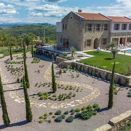 Paradiso Distria With And Heated Pool *