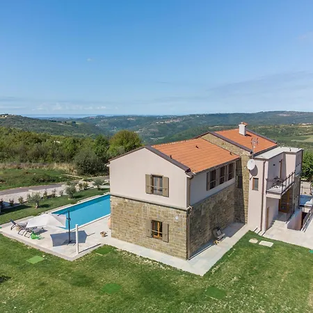 Paradiso Distria With And Heated Pool *