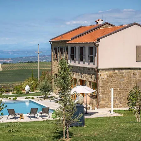 Paradiso Distria With And Heated Pool Villa