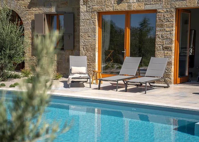 Paradiso Distria With And Heated Pool 빌라