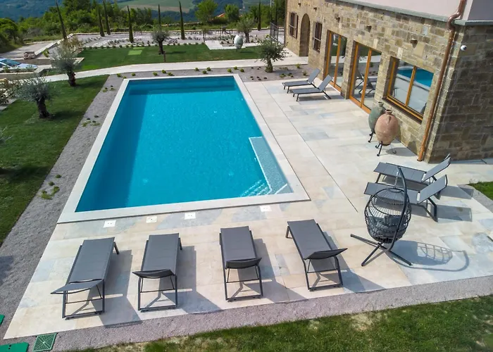 Paradiso Distria With And Heated Pool Kucibreg