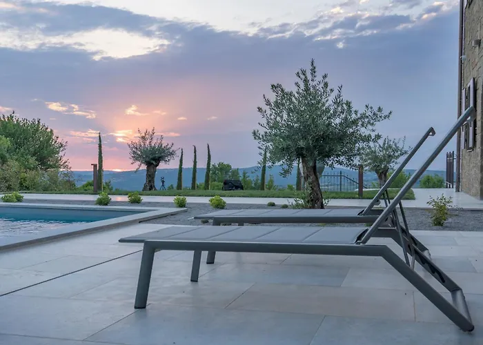 Paradiso Distria With And Heated Pool 빌라