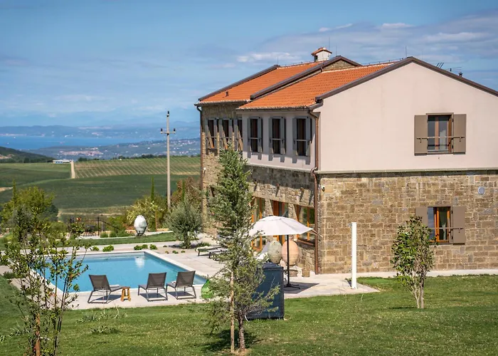 Paradiso Distria With And Heated Pool 빌라