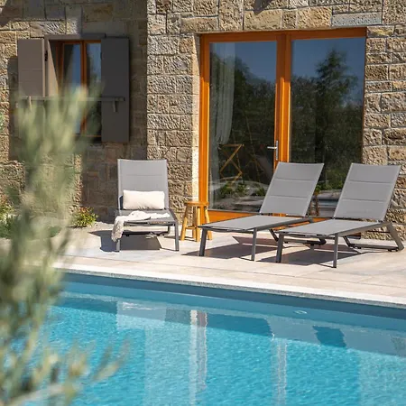 Paradiso Distria With And Heated Pool 别墅