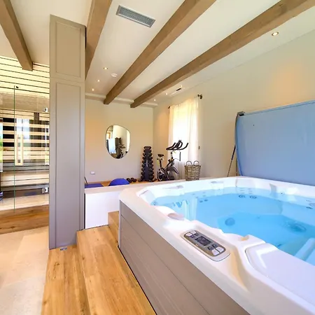 别墅 Paradiso Distria With And Heated Pool Kucibreg