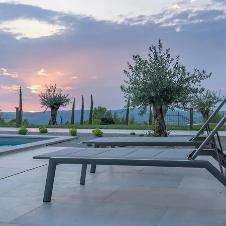 Paradiso Distria With And Heated Pool Вилла
