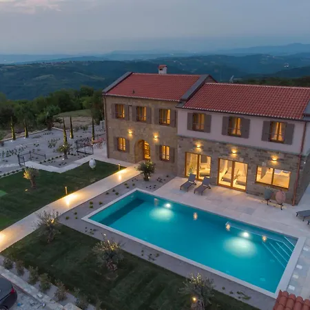 Вилла Paradiso Distria With And Heated Pool Kucibreg