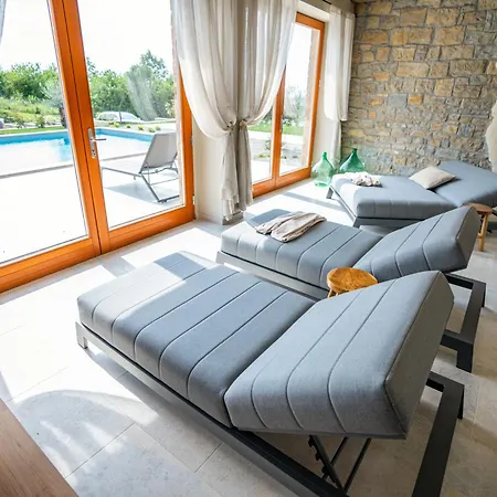 Paradiso Distria With And Heated Pool 别墅 Kucibreg