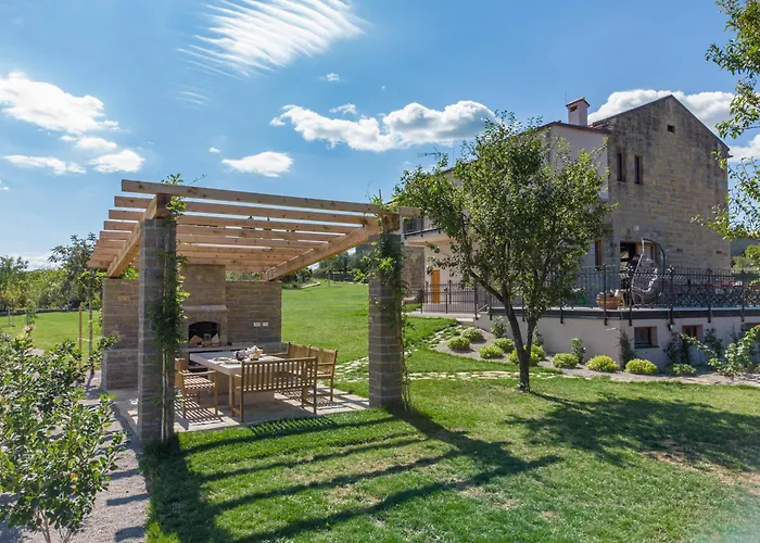 Villa Paradiso Distria With And Heated Pool