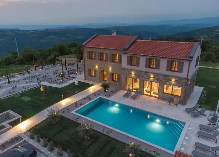 Villa Paradiso Distria With And Heated Pool Kucibreg